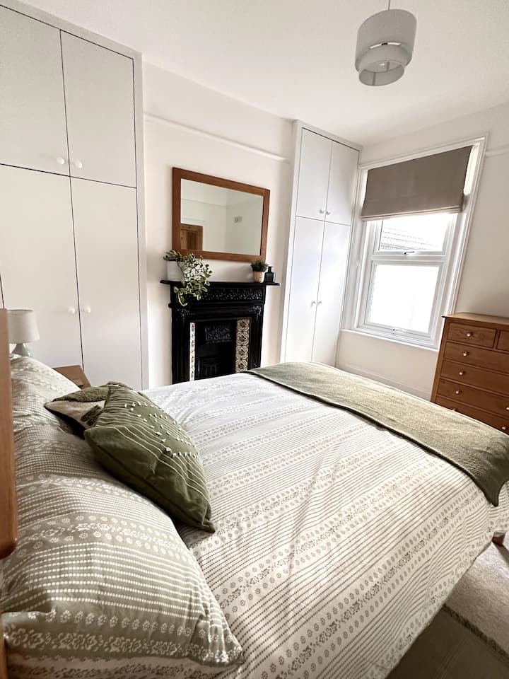 The bright, comfortable double bedroom offers a calm, stylish retreat with soft bedding and thoughtful touches. Perfect for a restful night’s sleep, it’s a cosy space to unwind after a day exploring Weymouth and the nearby beach.