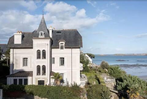 Beautiful villa, sea view, waterfront.