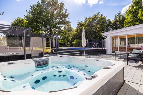 Large family residence. Gym, Pool, hot tub.