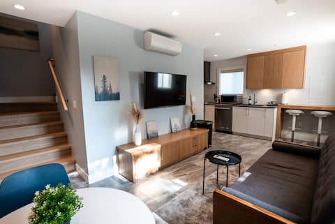 Top performing Airbnb: Modern Laneway House in Oakridge in Oakridge