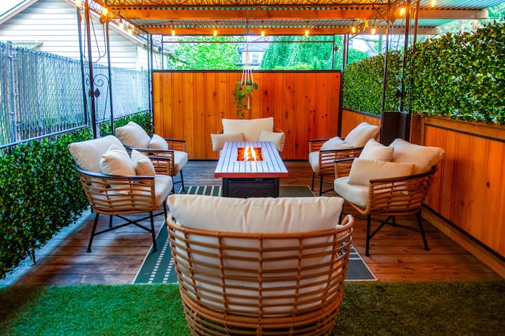 Cozy Bungalow| Commercial Drive| Steps To Skytrain