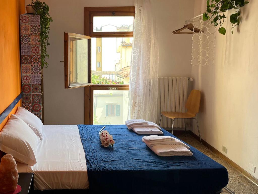 The room is very bright and quiet. 
The view opens up to the picturesque rooftops of downtown and Palazzo Pitti, one of Florence's major attractions.
In addition to the clear curtain for privacy, the windows are equipped with blinds.