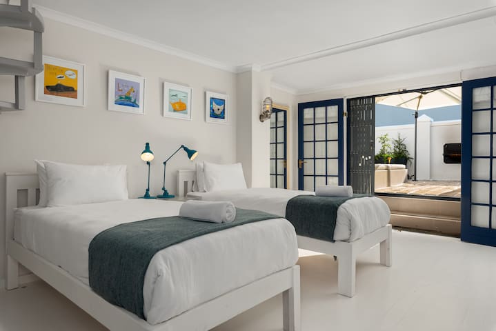 Contemporary Family Haven | Private Pool & BBQ gallery image 3