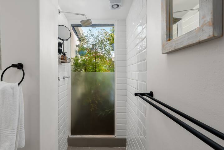 Contemporary Family Haven | Private Pool & BBQ gallery image 5