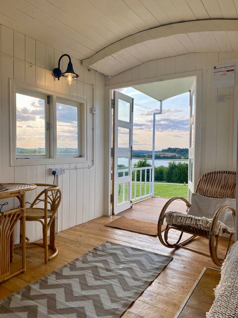 The Cabin at Manton bay with hot tub & view