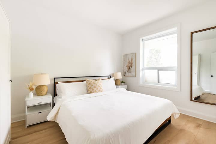 دلل نفسك بالنوم الليلي في غرفة نومنا المريحة، المصممة لتغلفك في شرنقة من الراحة.