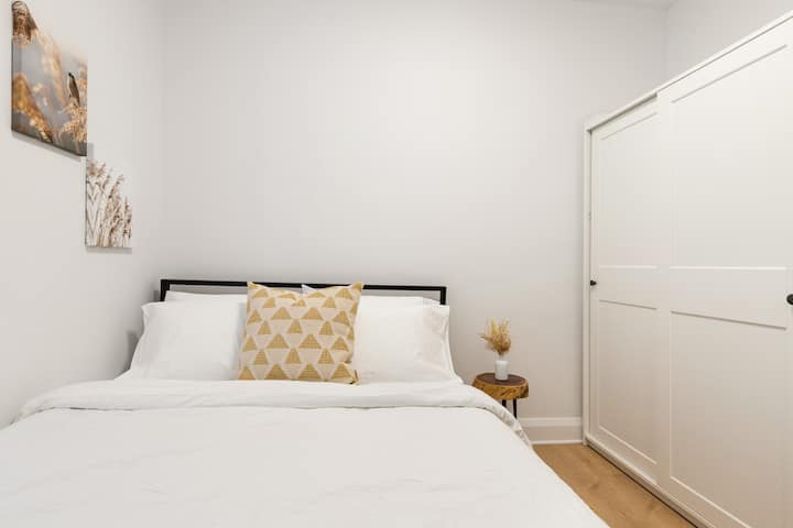 اهرب إلى ملاذ من السلام والخصوصية في غرفة نومنا المزينة بدقة، وهي ملاذك بعيدًا عن العالم.