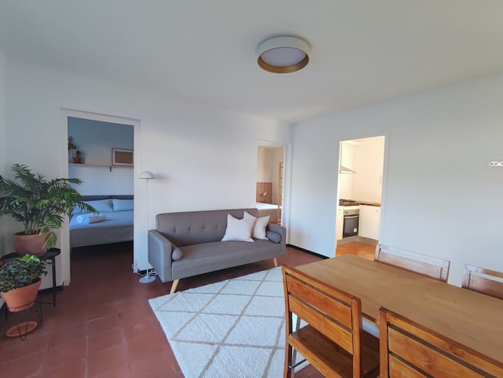 Dhomë ndenjjeje - dhomë ngrënieje me shumë dritë natyrale. Ka dalje në një tarracë me pamje nga Katedralja dhe San Feliu.