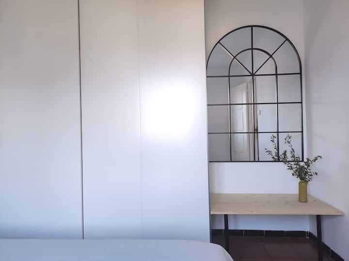 Pasqyrë madhështore me trup të plotë me një hapësirë për të shpaketuar valixhet dhe dollapin me shumë hapësirë për të varur rrobat. 