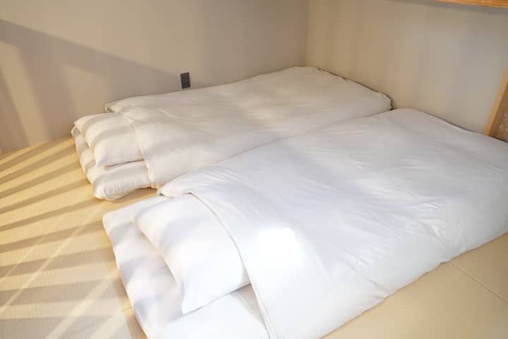 Ლოფტის საძინებელი ფუტონთან ერთად