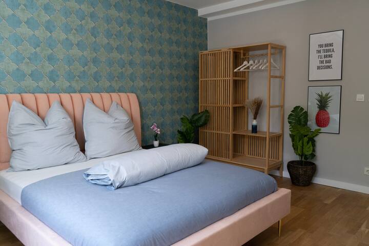 Chic 140m² Apt. I 4Rooms• 2Bathrooms • by Ku’damm gallery image 3