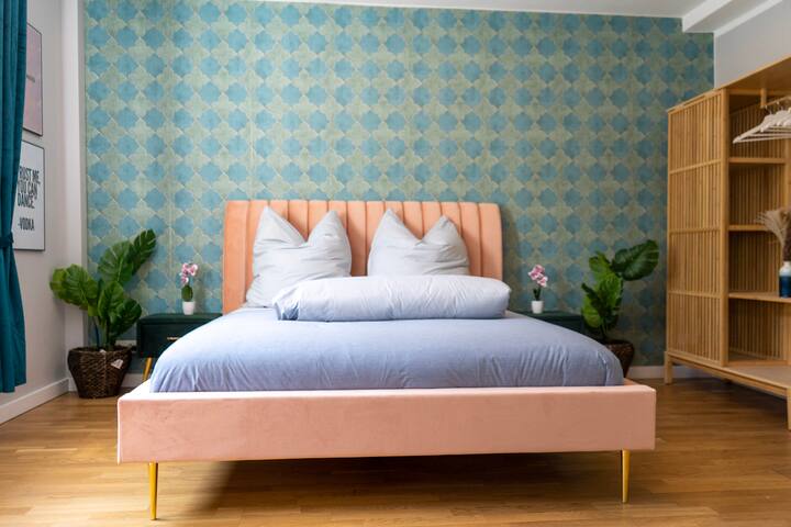 Chic 140m² Apt. I 4Rooms• 2Bathrooms • by Ku’damm gallery image 2