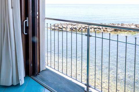 A bed on the sea of ​​Acciaroli