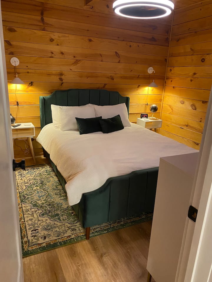 Dormitorio de abajo con cama tamaño queen. 