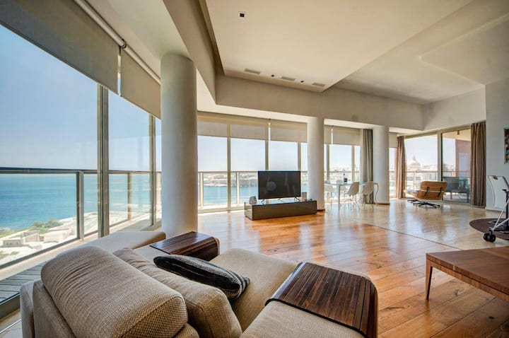 Seafront 3br With Views Of Valletta | Tigné Point - Malta