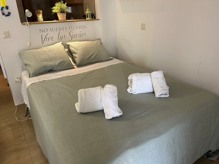 Lit avec un matelas confortable et des oreillers confortables.