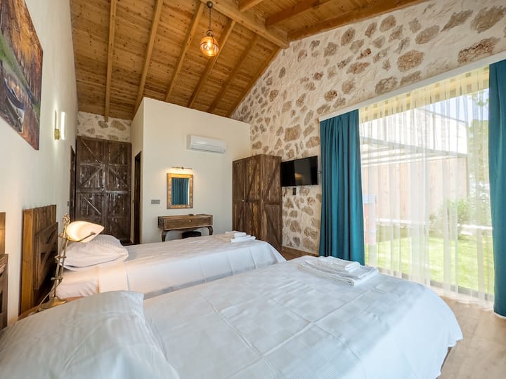 Hill stone villa kas 2 hamam ve saunalı 4 odalı - Kaş şehrinde