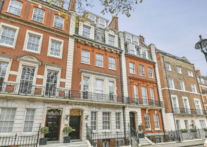 Luxury Mayfair Apartment: Two Bedrooms & Concierge