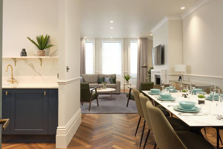 Luxury Mayfair Apartment: Two Bedrooms & Concierge gallery image 5