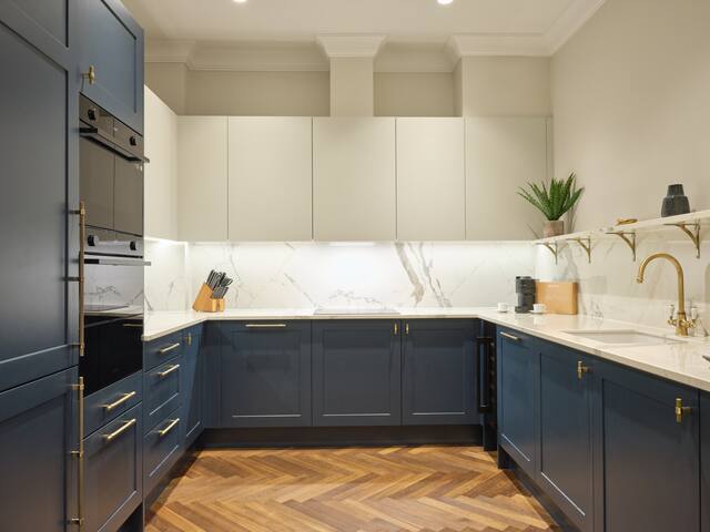 Luxury Mayfair Apartment: Two Bedrooms & Concierge gallery image 3