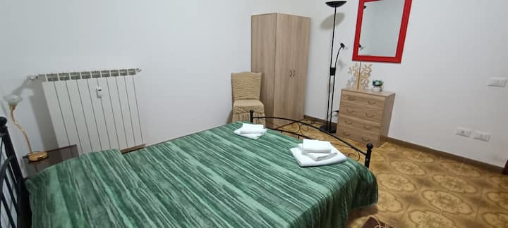 Მესამე ოთხადგილიანი ოთახი დიდი ზომის საწოლით, ორსართულიანი საწოლითა და კონდიციონერით.