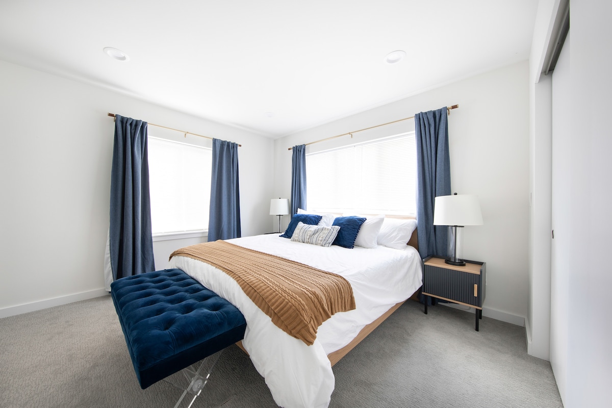 Dhomë gjumi në katin e sipërm me krevat dopio "king" dhe banjë en suite