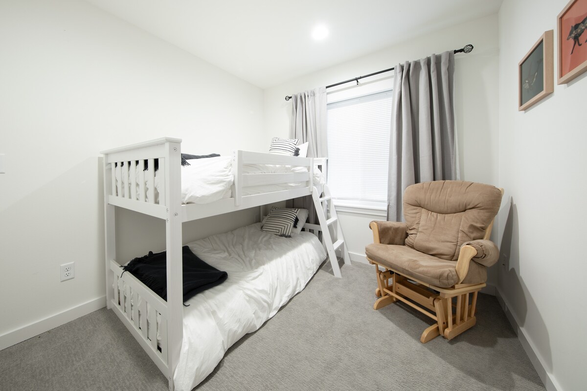 Dhomë gjumi në katin e sipërm me krevate dopio