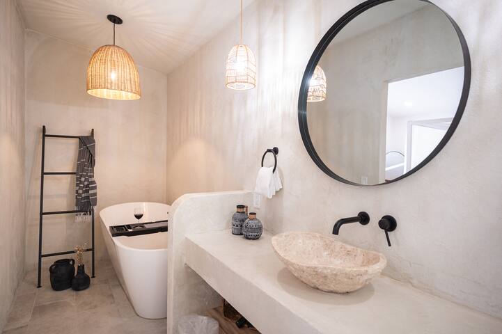 Fun 4bed pool home next to strip! gallery image 5