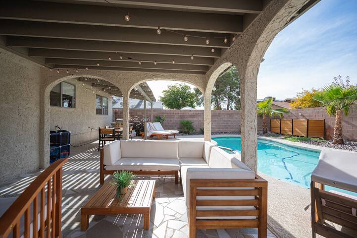 Fun 4bed pool home next to strip! gallery image 2