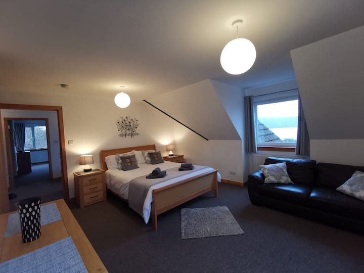 Velika bračna soba s dva prozora s pogledom na jezero i vrt. Tu je i kožni kauč na kojem se možete opustiti. 