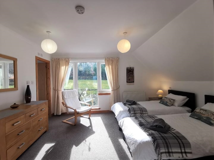 Na katu je spavaća soba s bračnim krevetom, vlastitom tuš-kabinom i prozorom iznad stražnjeg vrta.
2 zidna ogledala.