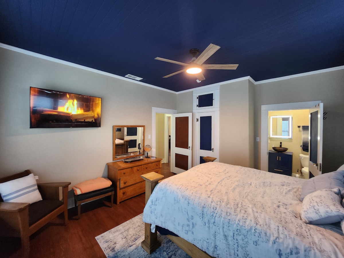  Chumba bora cha kulala chenye kitanda cha ukubwa wa malkia, kabati la kujipambia, kabati kubwa na bafu kamili la kujitegemea
