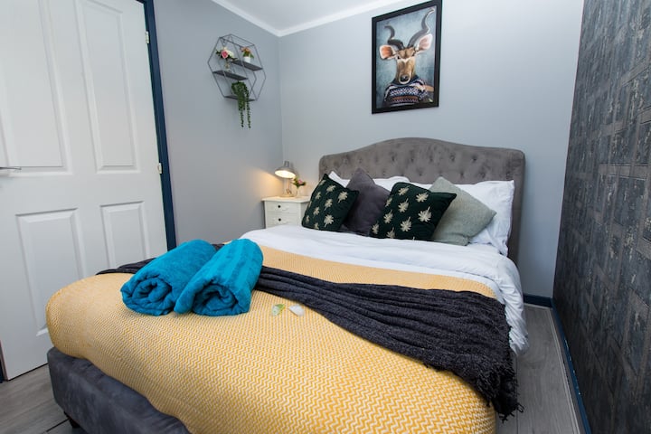 Disfruta de la comodidad en nuestro espacioso dormitorio con una lujosa cama tamaño king. Las sábanas suaves y una decoración elegante crean un ambiente sereno. Despiértate renovado y rejuvenecido en este tranquilo refugio, listo para explorar y disfrutar de tu estancia.