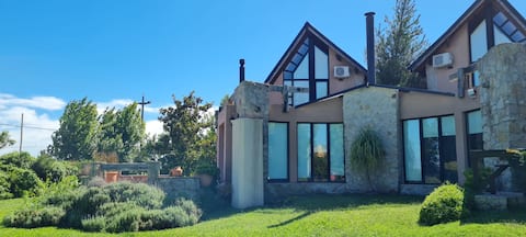 House facing the Monte lagoon with Park and Pool