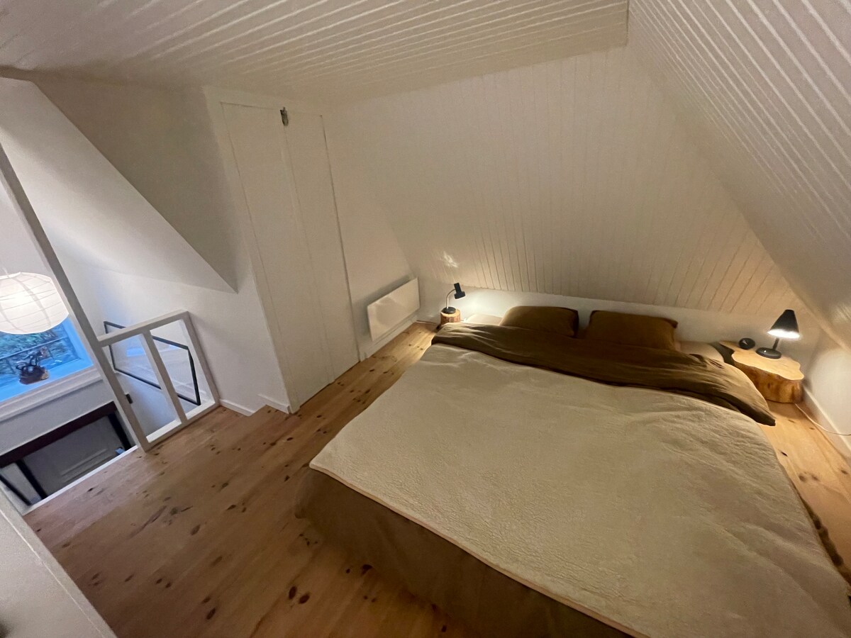 Chumba kikuu cha kulala kiko ghorofa ya juu na kina futoni kwenye tatami