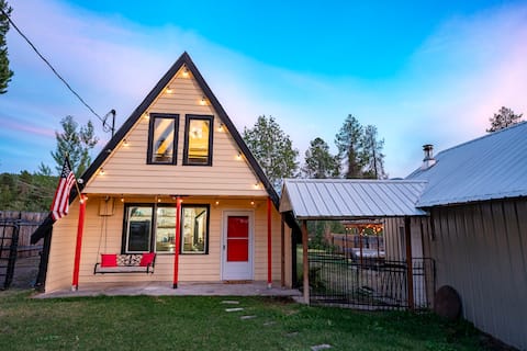 8 Mins to Glacier National Park A-Frame W Hot Tub