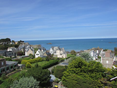 Top performing Airbnb: Beautiful sea view – 2 bedrooms – At the foot of the beach in Saint Quay Portrieux