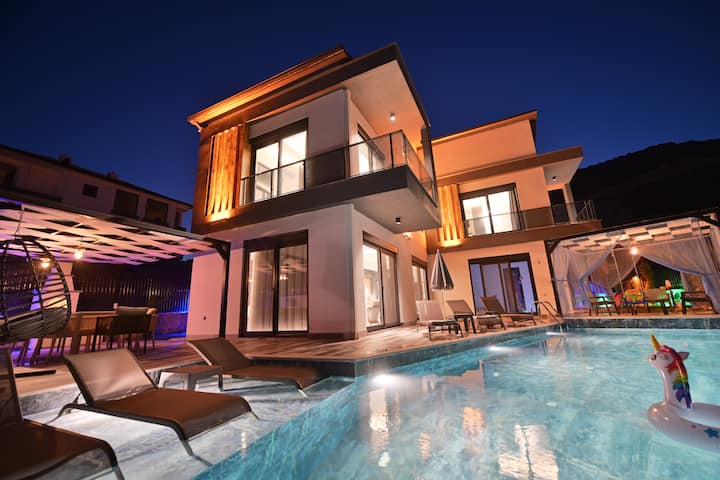 Villa Blue - 4 Bedroom Luxury Vacation Villa