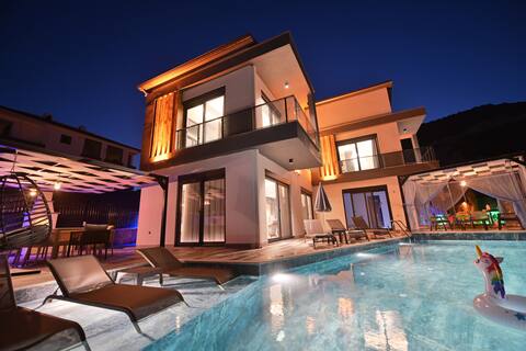 8 Kişilik, Geniş bahçeli, Lüks Yeni Villa
