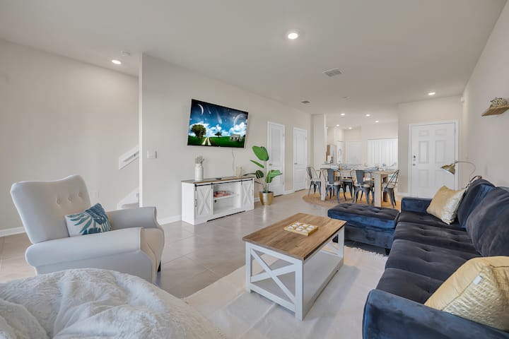 Elegante salotto con divertenti giochi da tavolo e grande Smart TV