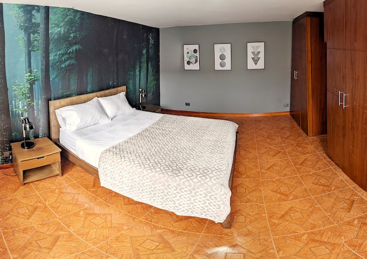 Interior de una de las habitaciones con cama doble