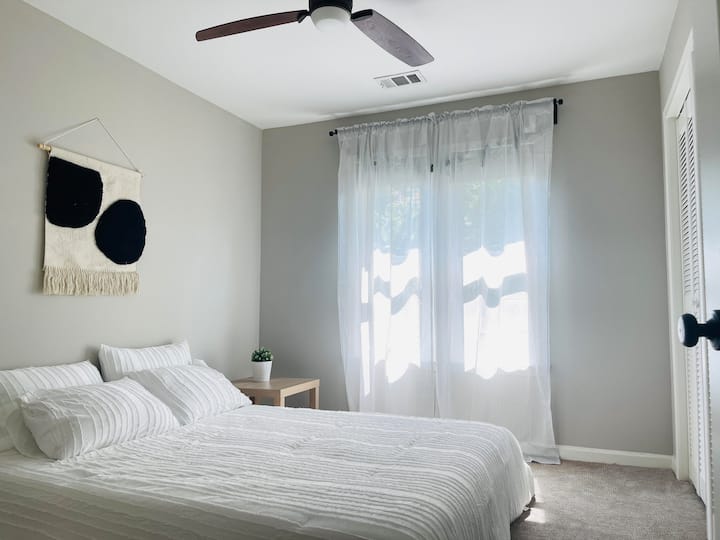 2nd bedroom with queen bed