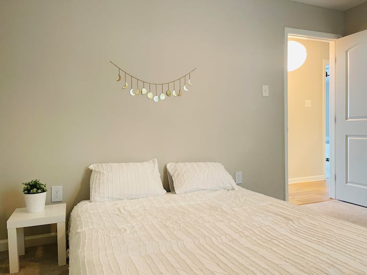 3rd bedroom with queen bed and 55'' flat screen TV