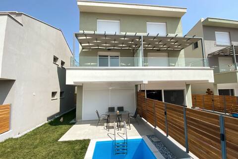 New Luxury Home near the Beach!