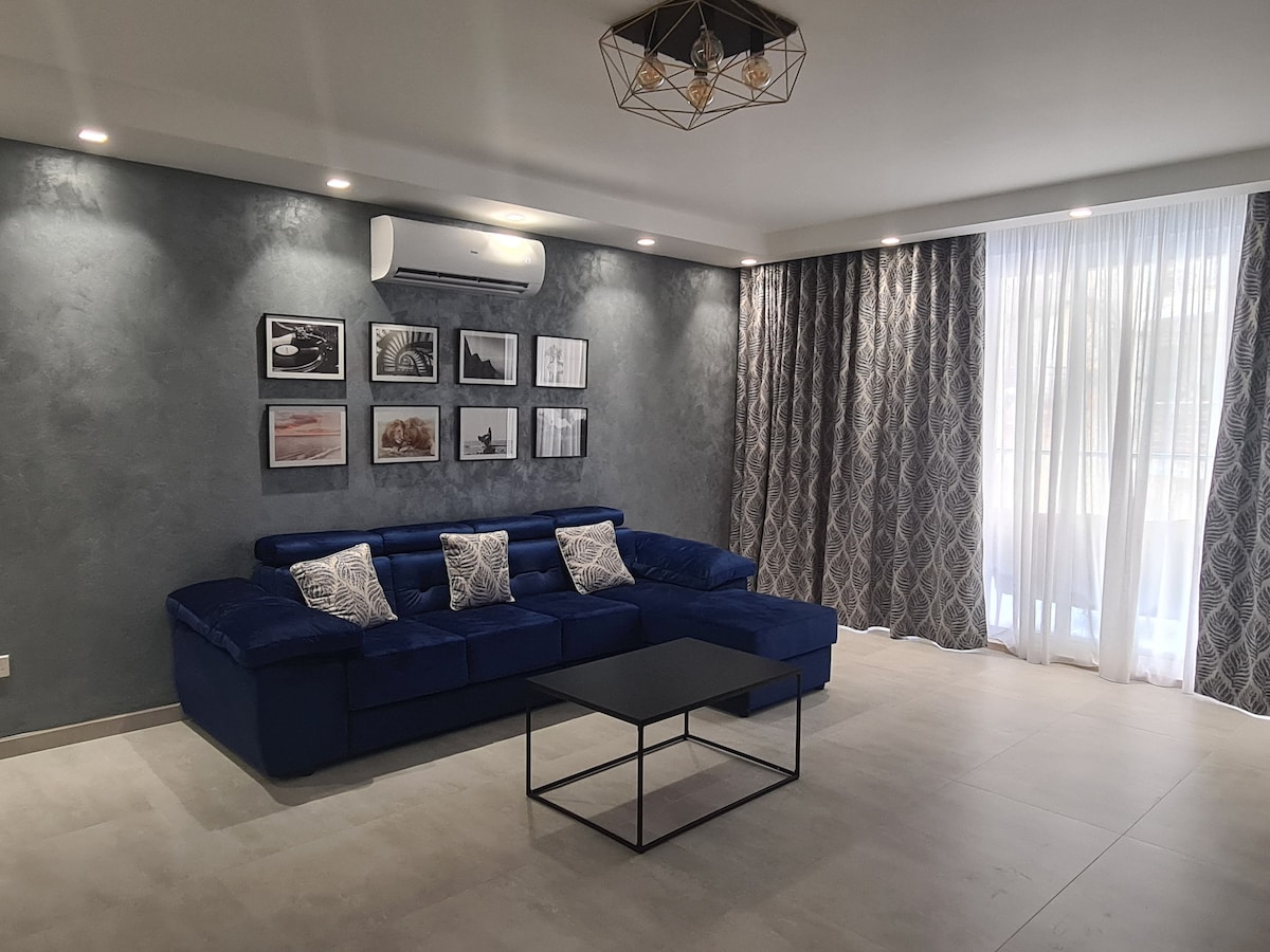 Sala de estar 
Aire acondicionado
Sofá cama de microfibra de diseño 
Cojines 
Cortinas opacas para garantizar la comodidad de los huéspedes que duermen en la sala de estar 
Televisión inteligente con Netflix 
Acceso a la terraza inundada de luz solar durante la mayor parte del día. 