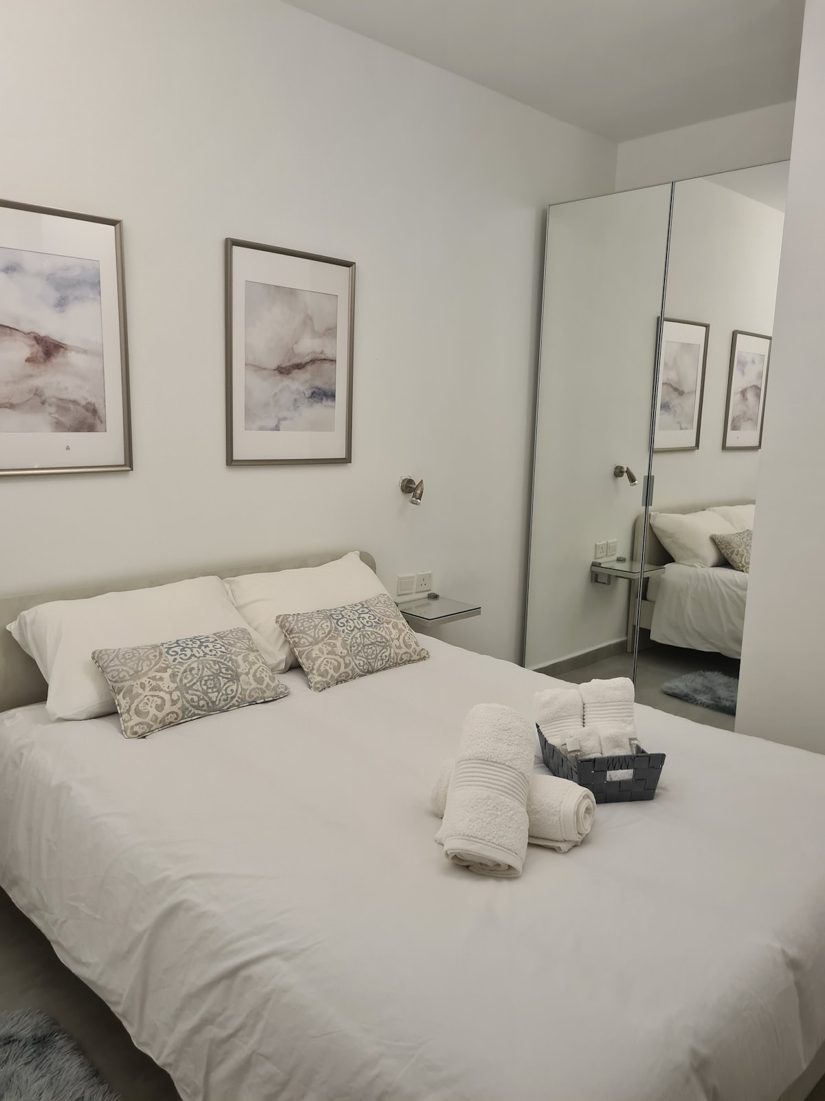 Habitación doble que incluye: 
Cama doble totalmente climatizada 
Armario con espejos de tamaño completo. 
Colchón, ropa de cama y almohadas prémium
Edredón con funda de edredón 
Iluminación lateral de la cama 
Persiana opaca 
Baño completo en suite 
Caja fuerte 
Ganchos para la ropa 
Secadora de pelo.