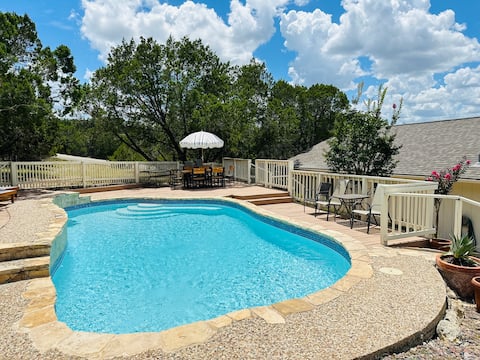 Hill country Oasis with Pool, volleyball & more!