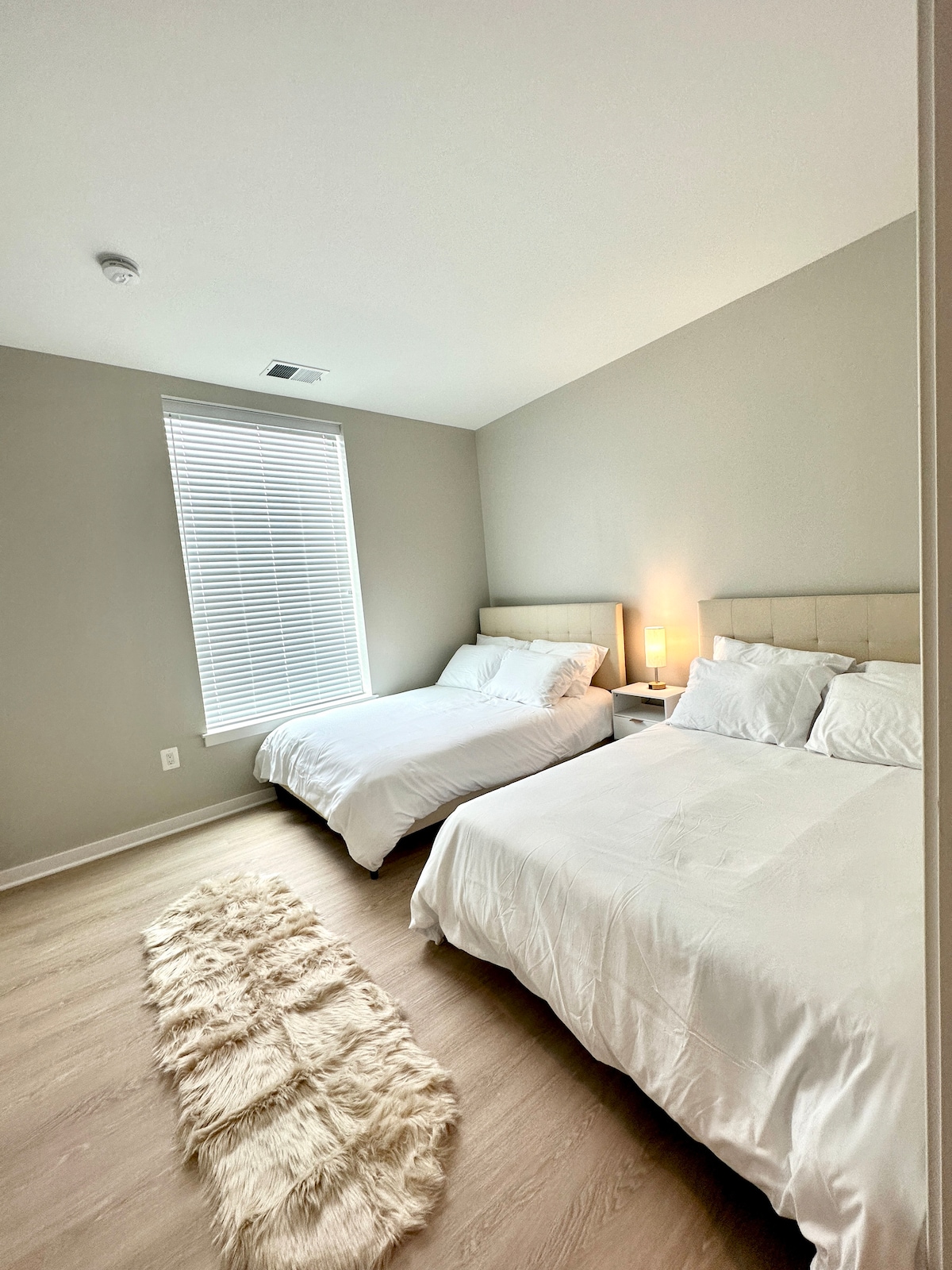 Vitanda viwili vya ukubwa wa malkia.