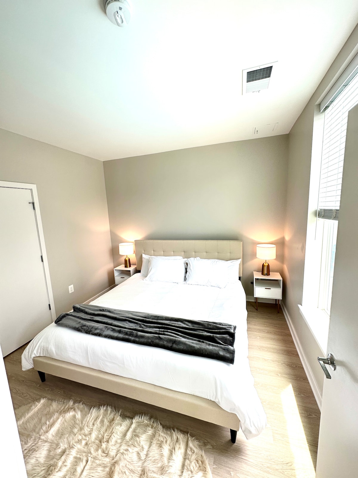 Kitanda cha ukubwa wa King.