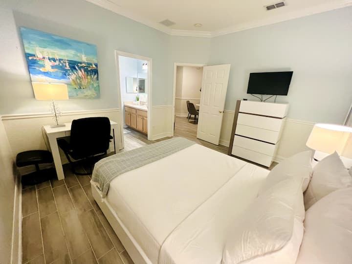 مكتب للكتابة في غرفة النوم الكبيرة. 